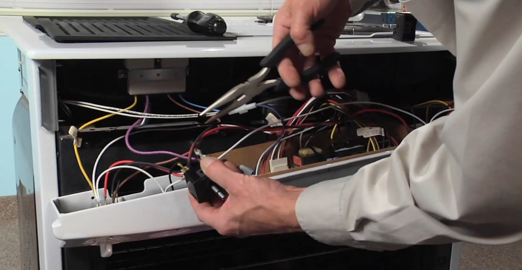 Посмотрите видеоотзывы наших клиентов о ремонте крупной бытовой техники